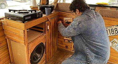 Deprem sonrası Antakya'dan Eskişehir'e geldiği minibüsü karavana çevirdi