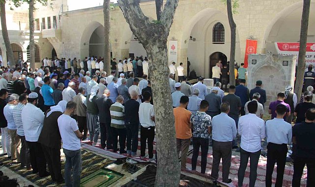 Deprem ve sel felaketinde hasar alan 526 yıllık Hasan Paşa Cami ibadete açıldı