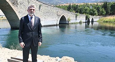 Depremde hasar gören 500 yıllık köprüde sona yaklaşıldı