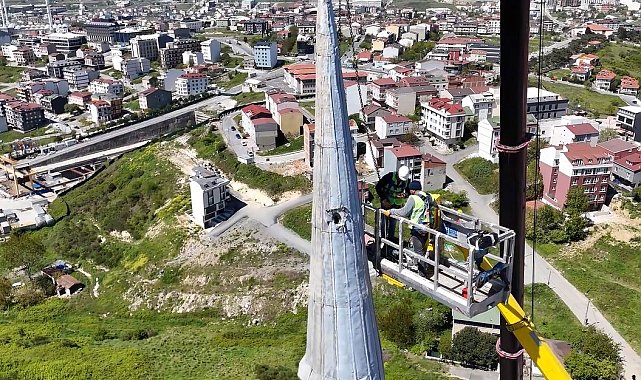 Depremde hasar gören Arnavutköy Sıddık Camii'nin minaresi söküldü