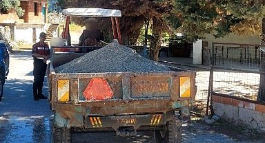 Dere yatağından kum alan şahıs jandarmaya takıldı