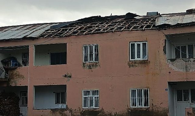 Derecik'te şiddetli fırtına büyük hasara yol açtı