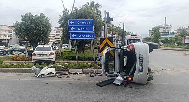 Devrilen araçtan yara almadan çıktılar