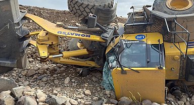 Devrilen iş makinasının sürücüsü yaralandı