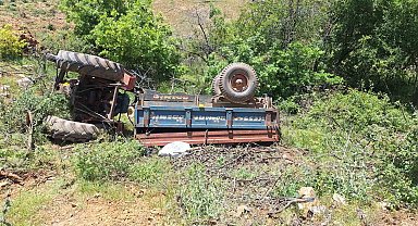 Devrilen traktörün sürücüsü hayatını kaybetti