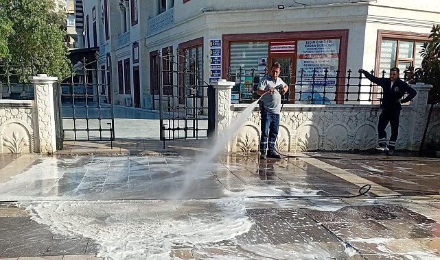 Didim'de caddeler köpükle temizlendi