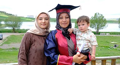 Diplomasını kucağında ki torunuyla birlikte aldı