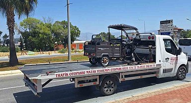 Direksiyon hakimiyetini kaybeden motorlu bisiklet devrildi: 2 yaralı