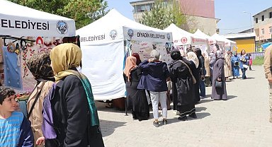 Diyadin'de kursiyer kadınlar atık malzemeleri sanate dönüştürdü