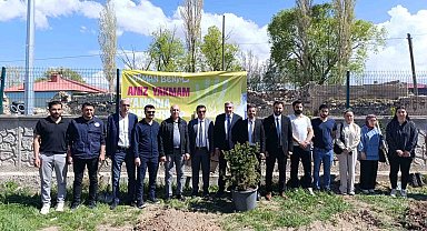 Diyadin'de "Orman Benim" kampanyası kapsamında fidan fikimi ve temizlik etkinliği