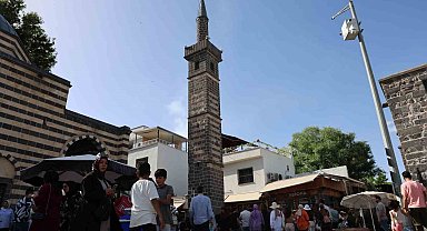 Diyarbakır'a gelen ziyaretçiler 540 yıllık 'Dört Ayaklı Minare'nin etrafından 7 kez geçerek dilekte bulunuyor