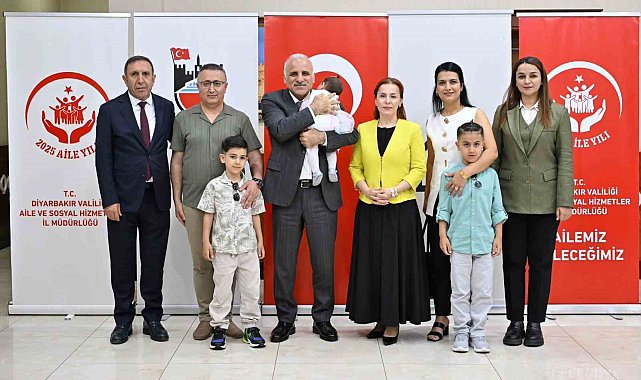 Diyarbakır'da bir kız çocuğu imza töreniyle koruyucu ailesine teslim edildi
