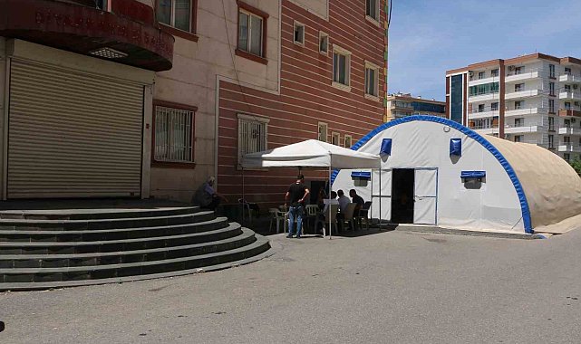 Diyarbakır'da evlat nöbetinde olan anne: "İnşallah barış olur, çocuklar eve döner"