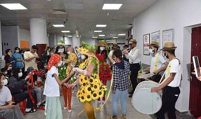 Diyarbakır'da hastanede tedavi gören çocuklara ve annelerine moral etkinliği