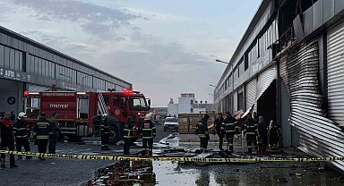 Diyarbakır'da kepenk tamiri sırasında çıkan kıvılcımla 4 dükkan yandı