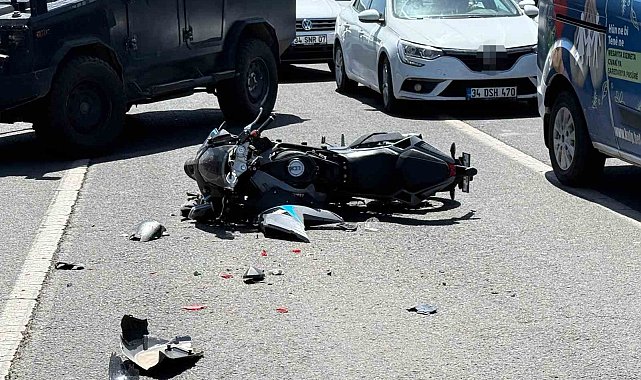 Diyarbakır'da motosiklet sürücüsü otomobile arkadan çarptı