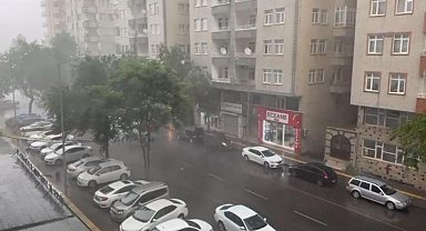 Diyarbakır'da sağanak etkili oldu, lüks otomobil devrilen ağacın altında kaldı