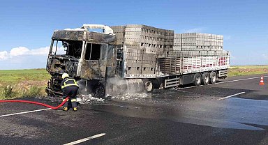 Diyarbakır'da seyir halindeki tuğla yüklü kamyon alev topuna döndü