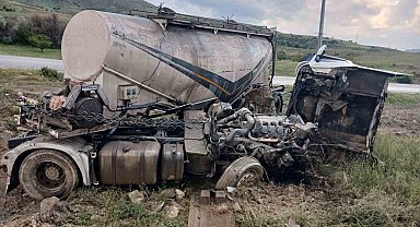 Doğanşehir'de tanker tarlaya devrildi, sürücü yaralandı