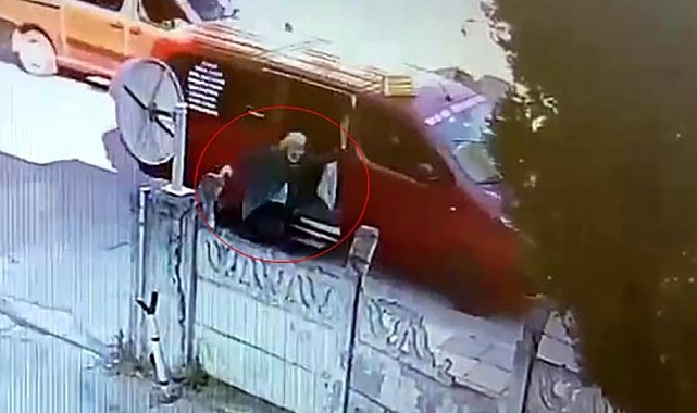 Dolmuştan inmek istedi, araç hareket edince sürüklendi