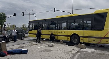 Dönüş yapan otobüsün altına giren motosikletli genç hayatını kaybetti