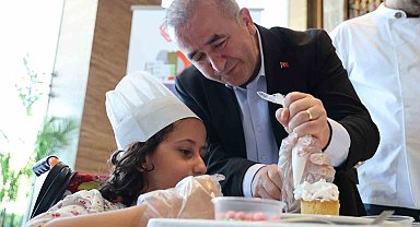 Down sendromlu bireyler pasta süsleme yarışmasında hünerlerini gösterdi