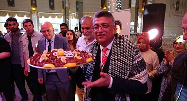 DPÜ Rektörü, öğrencilerle çiğ köfte yoğurdu, halay çekti