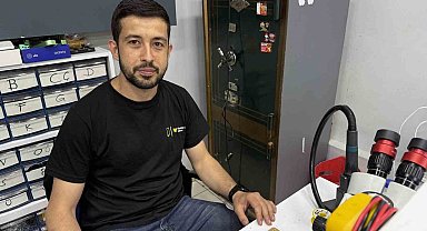 Duman çıkan bataryaları suyla söndürmeye çalıştı