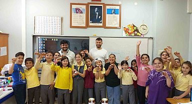 Dünya Arı Günü'nde öğrencilere arılar anlatıldı, bal dağıtıldı