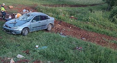 Dursunbey'de otomobil şarampole uçtu; 3 yaralı