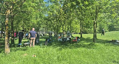 Düzce'de güneşi görenler soluğu mesire alanlarında aldı