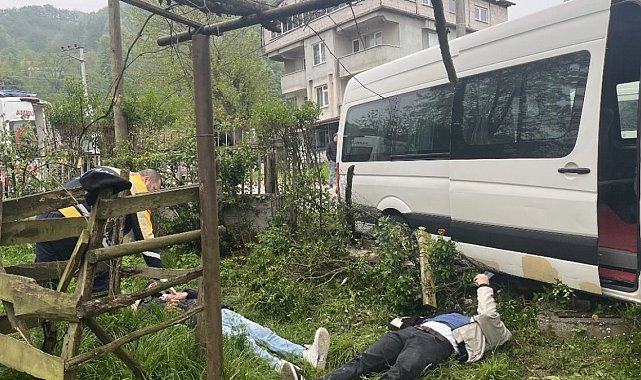 Düzce'de işçi servisi ağaca çarptı, 8 kişi yaralandı
