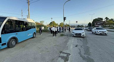 Düzce'de otomobil ışıklarda duran halk otobüsüne çarptı: 6 yaralı