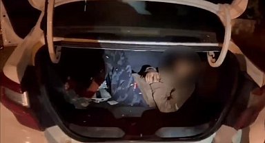 Düzensiz göçmenler otomobil bagajında yakalandı