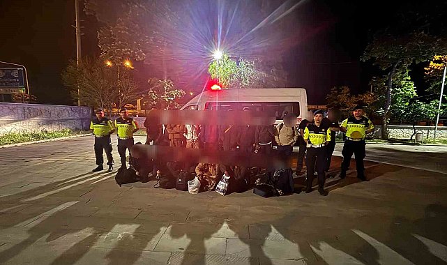 Düzensiz göçmenler otoyol jandarmasına takıldı