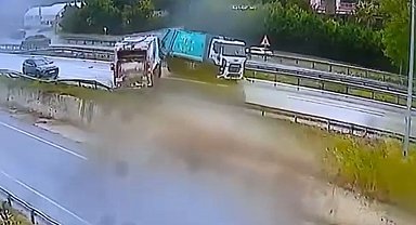 E-5 Karayolunda kayganlaşan yolda 3 kamyon kaydı facianın eşiğinden dönüldü