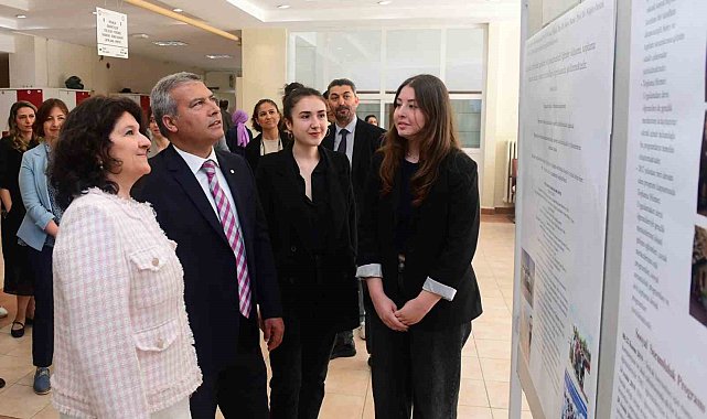 Eczacılık Fakültesi'nde 'Topluma Hizmet Uygulamaları' dersi çerçevesinde sergi açıldı