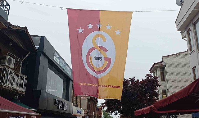 Edirne'de erken kutlama: Dev Galatasaray bayrağı Saraçlar Caddesi'ne asıldı