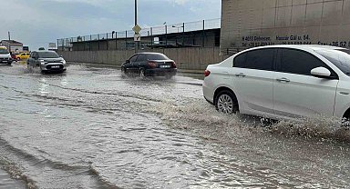 Edirne'de sağanakta yollar göle döndü