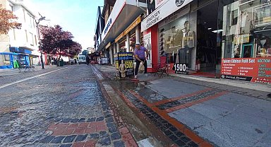 Edirne'de Saraçlar Caddesi'ndeki su birikintisine oltalı tepki