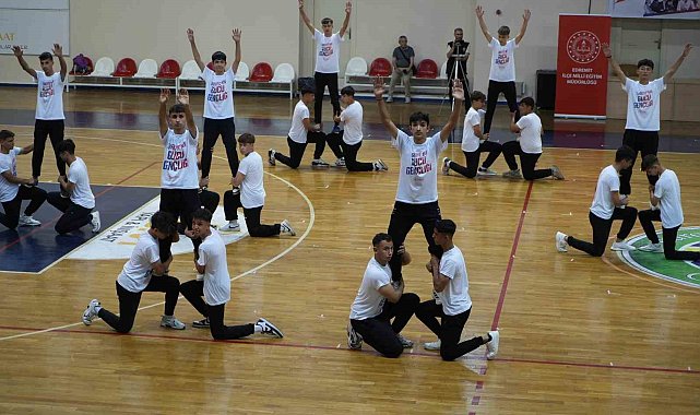 Edremit'te 19 Mayıs coşkusu gençlik yürüyüşü ve gösterilerle kutlandı