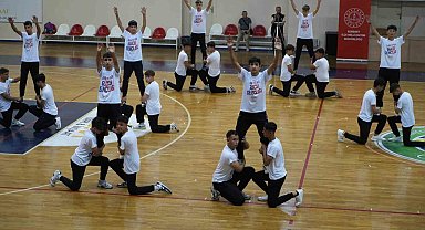 Edremit'te 19 Mayıs coşkusu gençlik yürüyüşü ve gösterilerle kutlandı