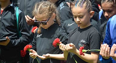 Efsane cimnastikçi Canbaş, karanfillerle anıldı