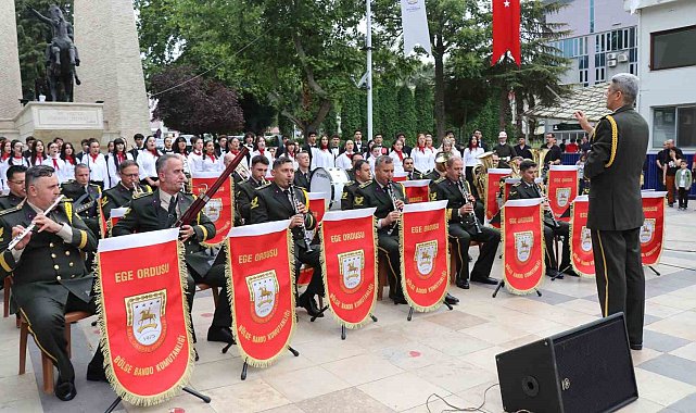 Ege Ordusu Bölge Bandosu, öğrencilerle birlikte Denizli'de konser verdi