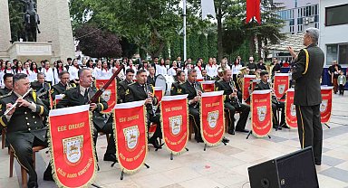 Ege Ordusu Bölge Bandosu, öğrencilerle birlikte Denizli'de konser verdi