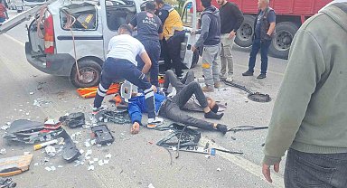 Ehliyetsiz sürücü kaldırıma çarpıp takla attı ardından kamyonete çarptı :3 yaralı