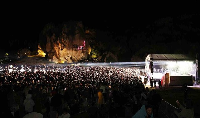 Ekin Uzunlar, Ayazini Frig Vadisi'nde unutulmaz bir konser verdi