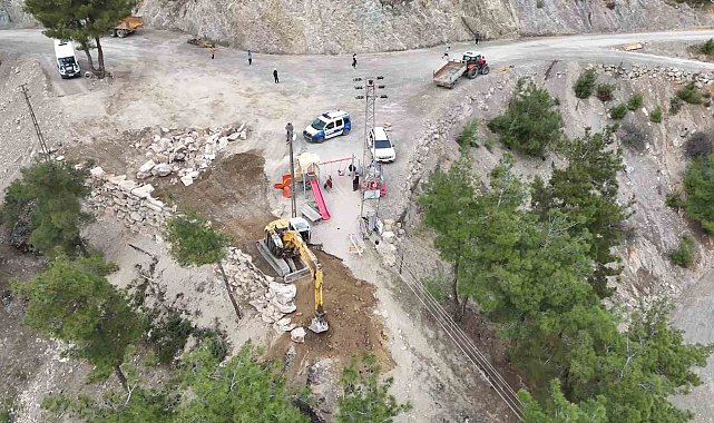 Ekipler günlerdir mesai yapıyor: Köylerin yarım asırlık yol sorunu çözülüyor