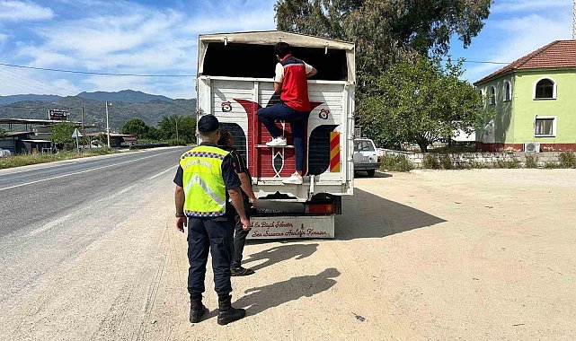 Eksik evrakla canlı hayvan taşıyan 2 kişi cezadan kaçamadı
