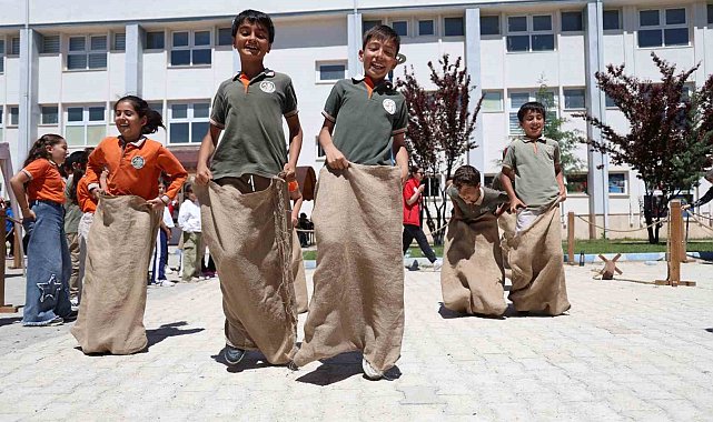 Elazığ'da 'Geleneksel Oyun Tırı' çocukları doyası eğlendirdi